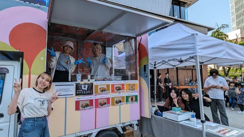 学生ACTIONメンバーと協力して出店を運営する様子