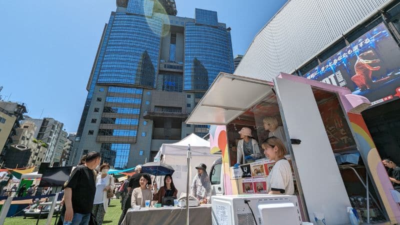 キッチンカーのカウンター越しに会話しながら提供する様子