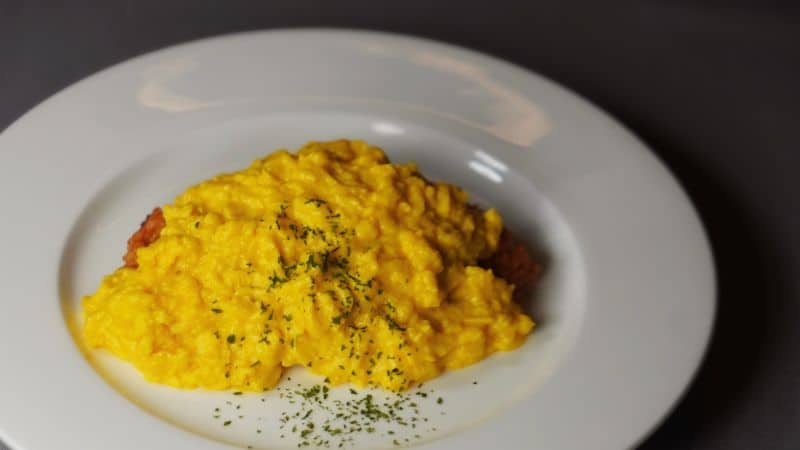 植物性素材で仕立てたボロネーゼオムライス