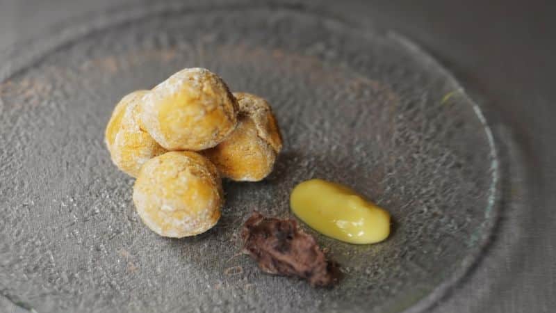 おからパウダーを使ったおからドーナツ 豆乳クリーム添え