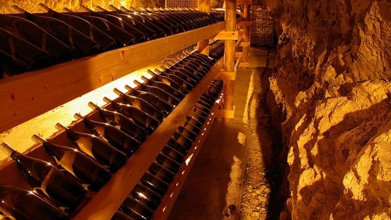 島崎酒造の長期熟成酒（洞窟熟成の取り組み）