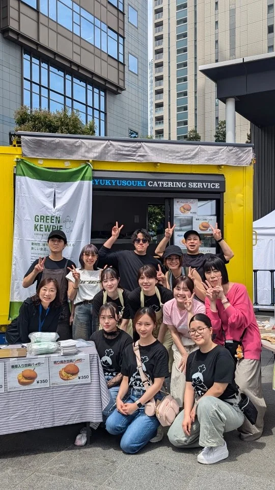 【本日最終日！】
TBS「地球を笑顔にする広場」＠赤坂サカス
ウマミタクラミ × 共立女子大学「くすくす」コラボ出店、いよいよ2日目・最終日です！

学生のアイディアを、若手シェフがかたちに。
プラントベース×やさしい価格で、未来のごはんを体験できる限定メニューをお届けしています。

ハンバーガー、オムライス、ドーナツ
全て植物性素材で仕上げた、やさしさと遊び心あふれる一皿です。

ぜひ、お散歩ついでに、食べに来てください！

5月3日〜6日
＠赤坂サカス「地球を笑顔にする広場」キッチンカーエリアにて

#ウマミタクラミ #くすくす #地球を笑顔にする広場 #プラントベース #未来の食  #赤坂サカス