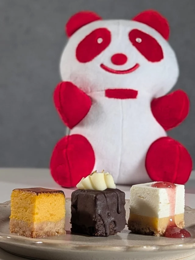 🍰「発酵」がテーマのプチケーキ、たくさんの応援ありがとうございました。
9〜10月、944食をお届けすることができ、
3万円分の寄付を子ども食堂へ届けることができました。

このケーキは、味の素グループさんからいただいた、
まだまだ美味しく食べられる食材を使ってつくった、
“アジパンダ食堂応援メニュー”です。

「美味しい」が、「うれしい」につながる。
そんなやさしい循環を、これからも少しずつ広げていきます。

今提供しているのは、
発酵をテーマにしたプチケーキ3種。
ひとくちごとに、やさしさが広がります🍽️✨

そして12月からは、新しい応援メニューも登場予定。
次はどんなメニューになるのか、ぜひお楽しみに！

いつも応援、本当にありがとうございます。

#PR #アジパンダ食堂 #ウマミタクラミ
#子ども食堂応援 #フードロス削減 #発酵スイーツ
#食でつながる支援 #もったいないをおいしく
#みんなの優しさでできている